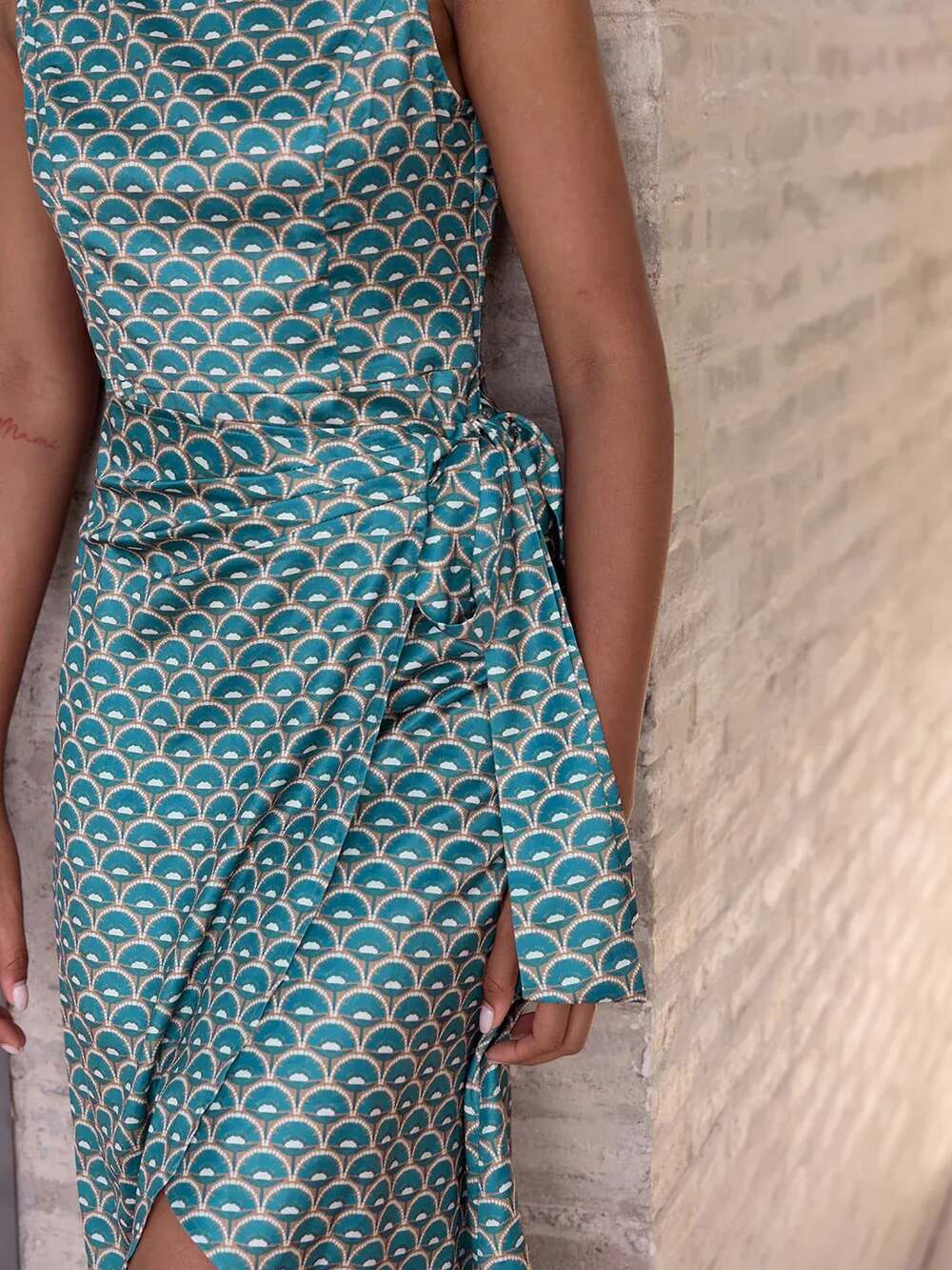 Commense Scallop-Print Sleeveless Mock Neck Wrap Midi Dress - Picture 3 of 9